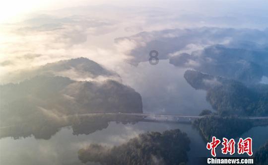 小宝贝打网球